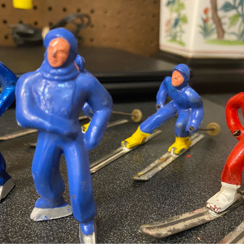 8 vintage Barclays lead cast figures